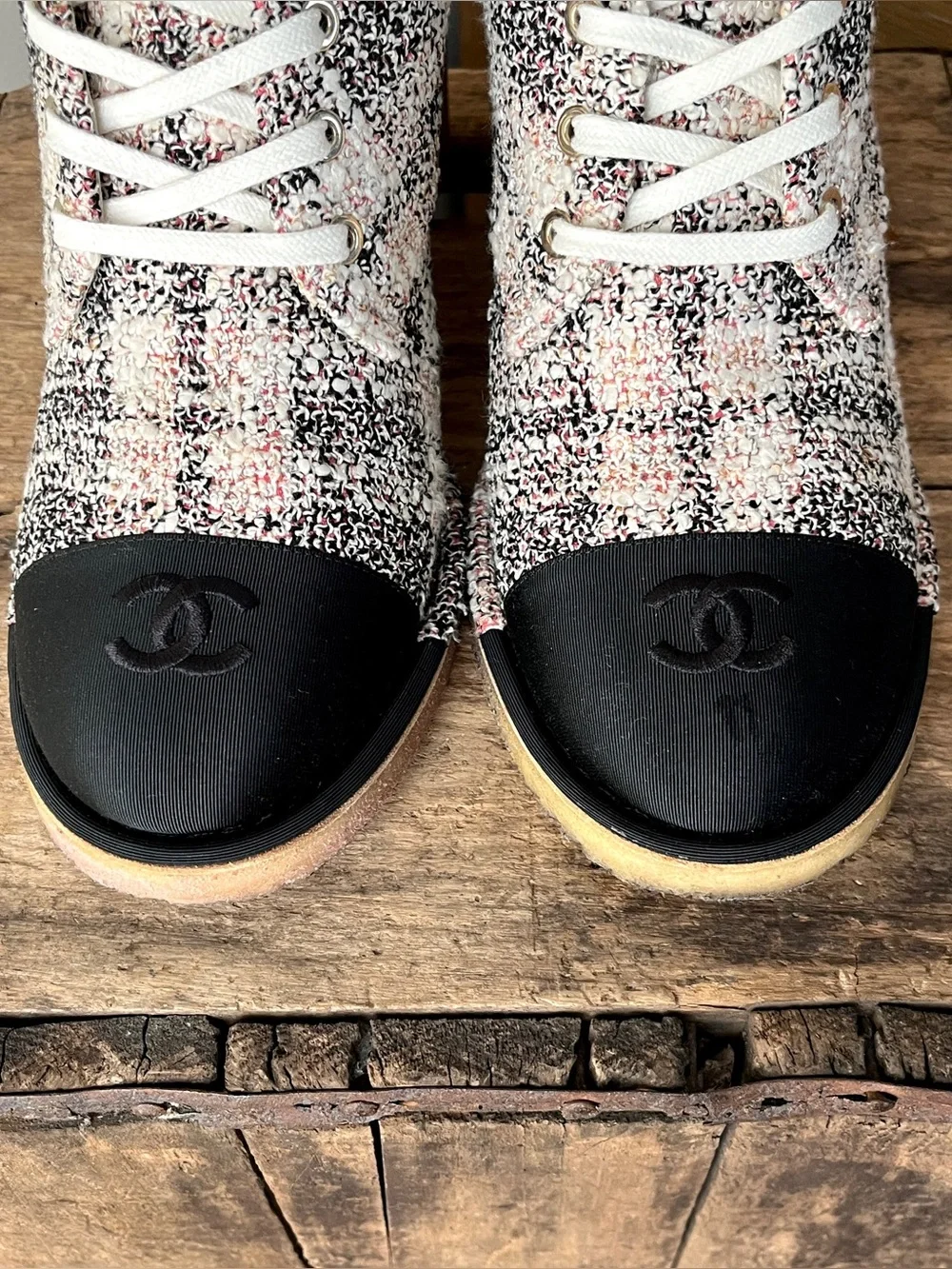 Chanel Tweed CC Cap Toe Lace Up Ankle Boots Size 41 G34631 Pink Black Boot